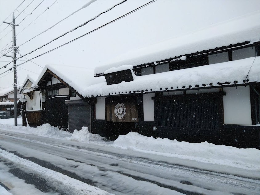 蔵元は1月2月3月は雪で覆われるときはまれではございません。